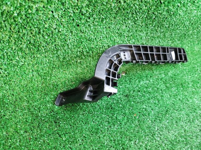 bontott SUZUKI SX4 S-Cross II Bal hátsó Oldal Lökhárító Tartó (Műanyag)