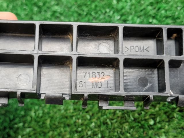 bontott SUZUKI SX4 S-Cross II Bal hátsó Oldal Lökhárító Tartó (Műanyag)