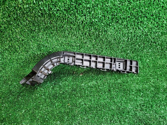 bontott SUZUKI SX4 S-Cross II Bal hátsó Oldal Lökhárító Tartó (Műanyag)