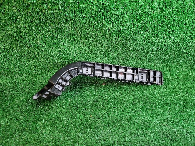 bontott SUZUKI SX4 S-Cross II Bal hátsó Oldal Lökhárító Tartó (Műanyag)