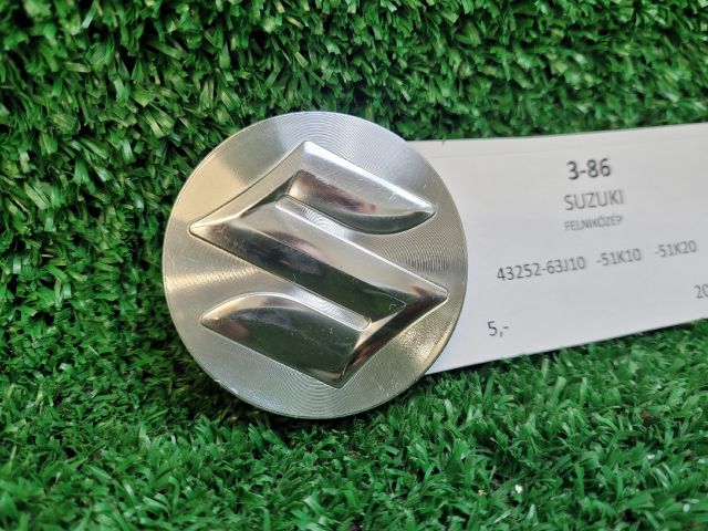 bontott SUZUKI SX4 S-Cross II Felniközép (1 db)