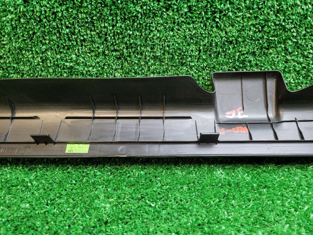 bontott SUZUKI SX4 S-Cross II Jobb első Belső Küszöb Burkolat