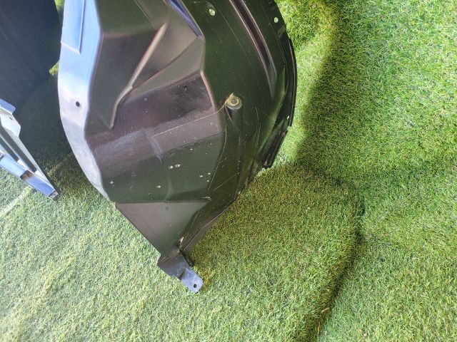 bontott SUZUKI SX4 S-Cross II Jobb első Dobbetét (Kerékjárati, Műanyag)