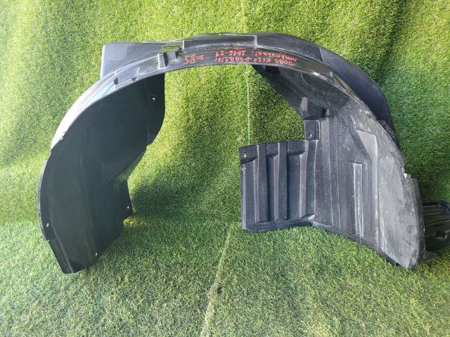 bontott SUZUKI SX4 S-Cross II Jobb első Dobbetét (Kerékjárati, Műanyag)