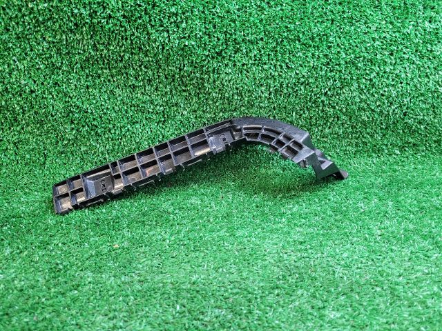 bontott SUZUKI SX4 S-Cross II Jobb hátsó Oldal Lökhárító Tartó (Műanyag)