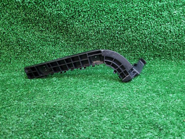 bontott SUZUKI SX4 S-Cross II Jobb hátsó Oldal Lökhárító Tartó (Műanyag)