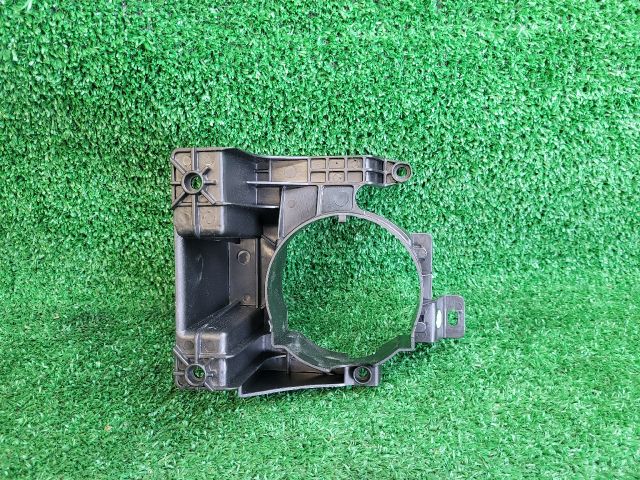 bontott SUZUKI SX4 S-Cross II Jobb Ködfényszóró Tartó