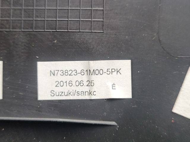 bontott SUZUKI SX4 S-Cross II Műszerfal Középső Hangszóró Burkolat