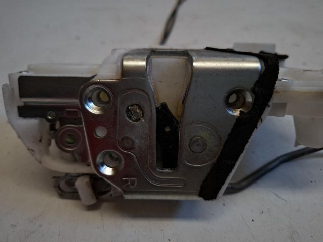 bontott SUZUKI SX4 S-Cross Jobb első Ajtózár