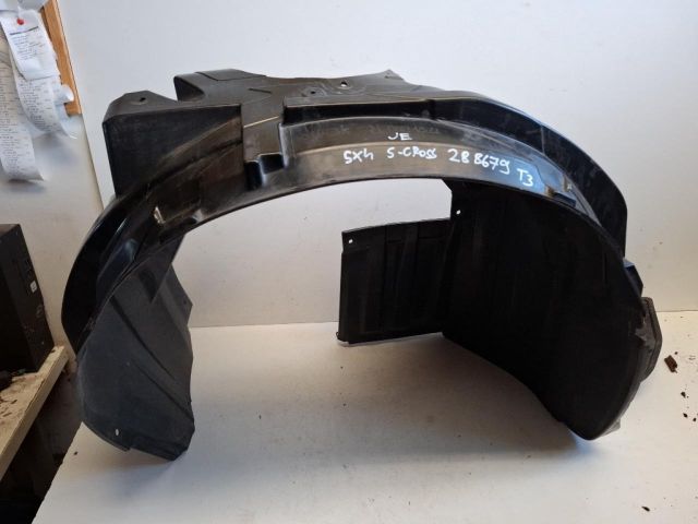 bontott SUZUKI SX4 S-Cross Jobb első Dobbetét (Kerékjárati, Műanyag)