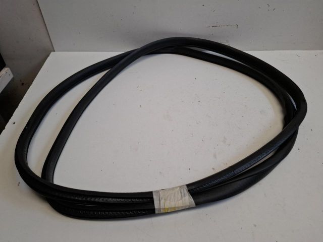 bontott SUZUKI SX4 S-Cross Jobb első Gumikéder