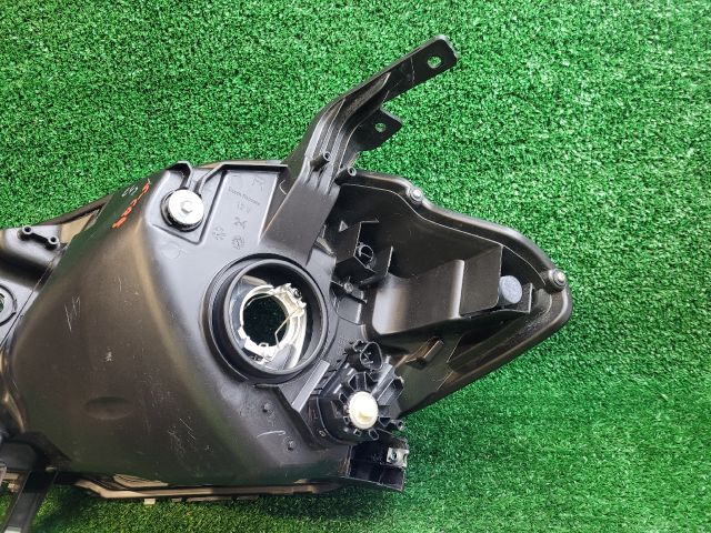 bontott SUZUKI SX4 S-Cross Jobb Fényszóró