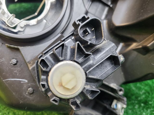 bontott SUZUKI SX4 S-Cross Jobb Fényszóró