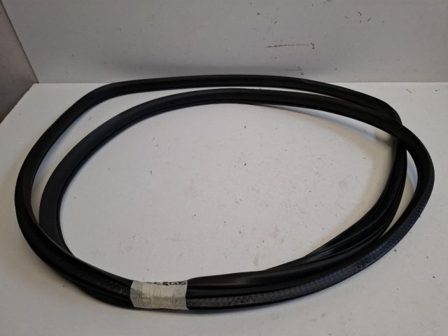 bontott SUZUKI SX4 S-Cross Jobb hátsó Gumikéder