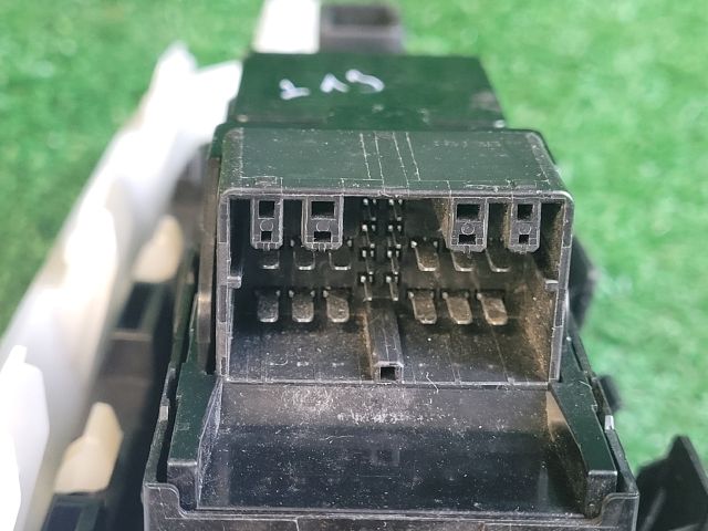 bontott SUZUKI VITARA Bal első Ablakemelő Kapcsoló