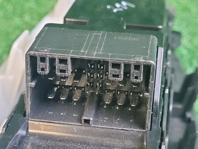 bontott SUZUKI VITARA Bal első Ablakemelő Kapcsoló