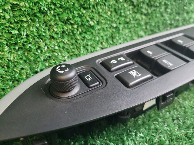 bontott SUZUKI VITARA Bal első Ablakemelő Kapcsoló