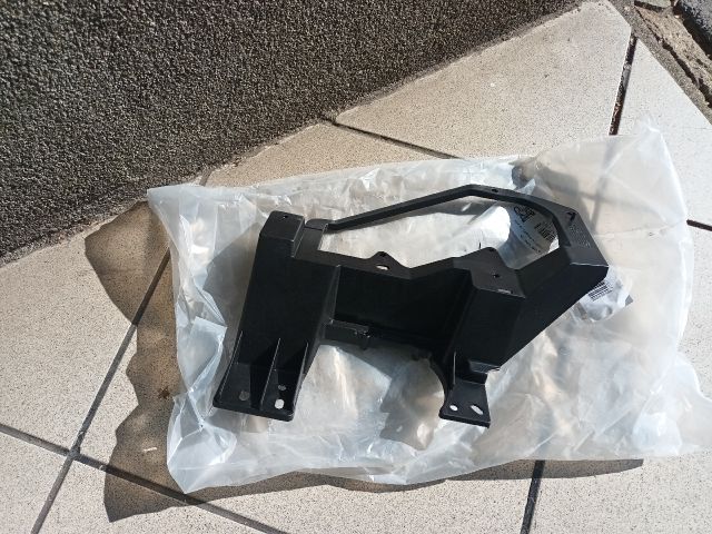 bontott SUZUKI VITARA Bal Ködfényszóró Lámpakeret