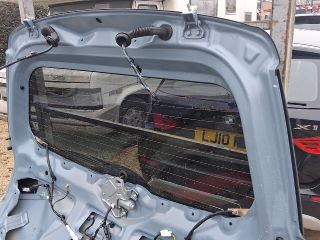 bontott SUZUKI VITARA Csomagtérajtó (Részeivel)