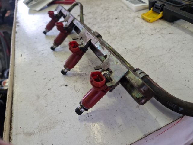 bontott SUZUKI WAGON R PLUS Porlasztó Sor / Híd