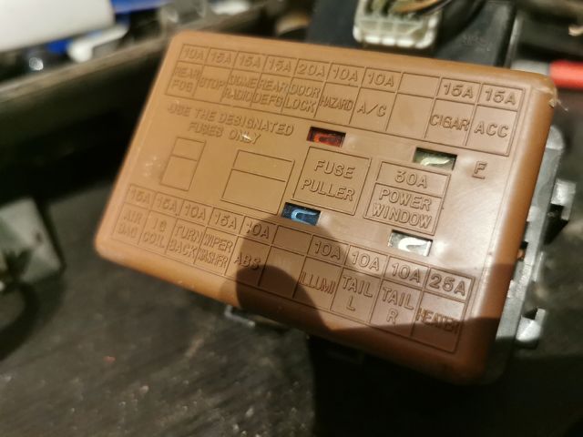 bontott SUZUKI WAGON R PLUS Biztosítéktábla Utastér