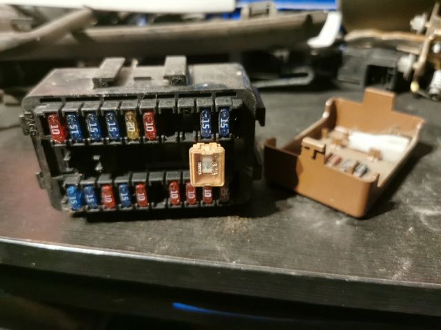 bontott SUZUKI WAGON R PLUS Biztosítéktábla Utastér