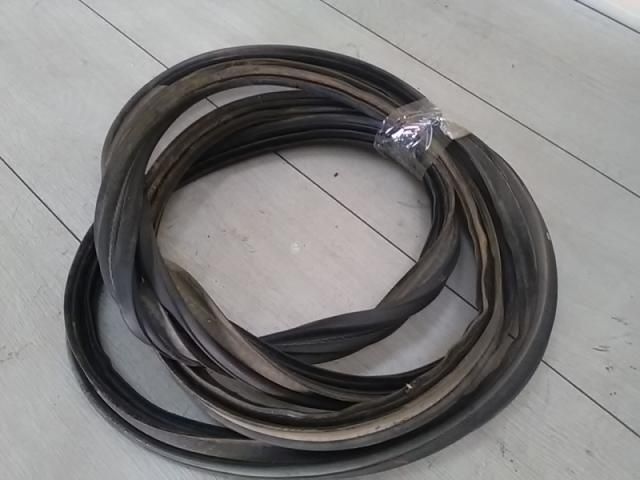 bontott SUZUKI WAGON R PLUS Csomagtérajtó Gumikéder