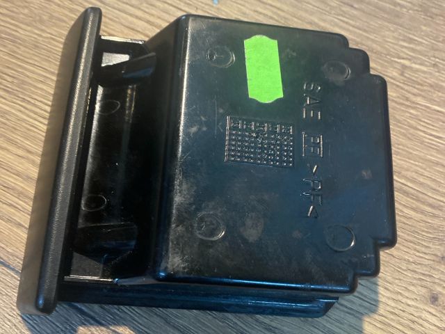 bontott SUZUKI WAGON R PLUS Első Hamutartó