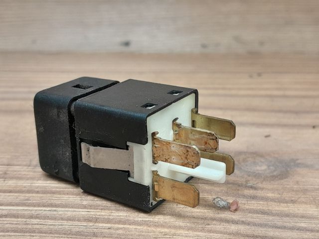 bontott SUZUKI WAGON R PLUS Hátsó Ködzárófény Kapcsoló