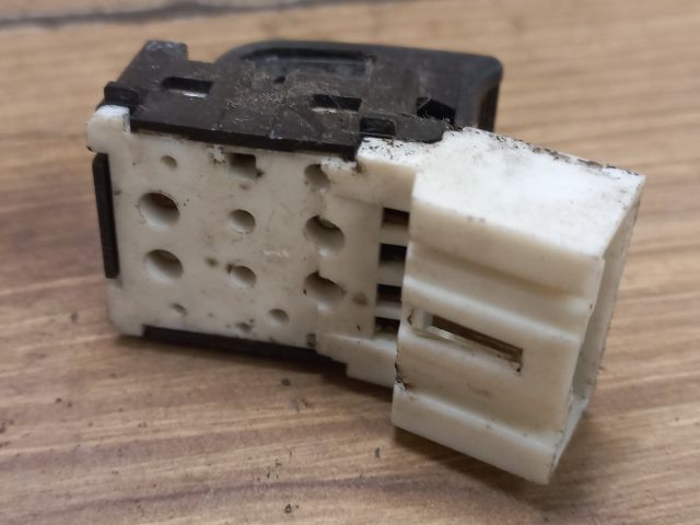 bontott SUZUKI WAGON R PLUS Jobb első Ablakemelő Kapcsoló