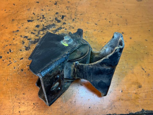 bontott SUZUKI WAGON R PLUS Motor Tartó Bak (Fém)