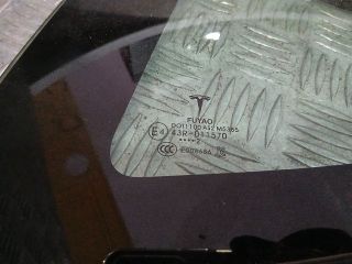 bontott TESLA 3 Bal C Oszlop Oldalablak Üveg