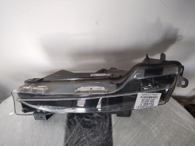 bontott TESLA 3 Bal Ködfényszóró