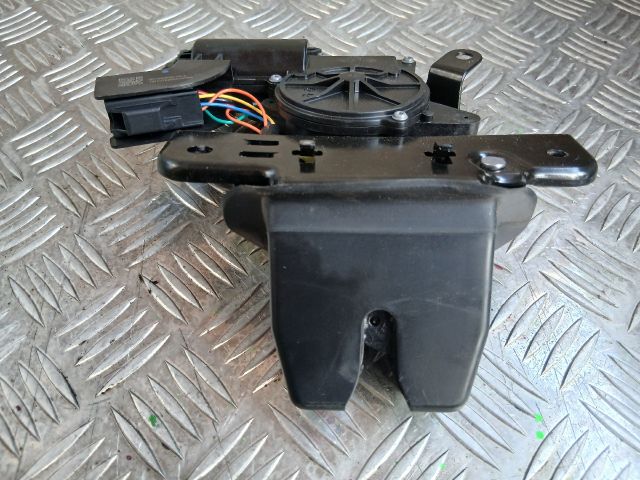 bontott TESLA 3 Csomagtérajtó Zárszerkezet