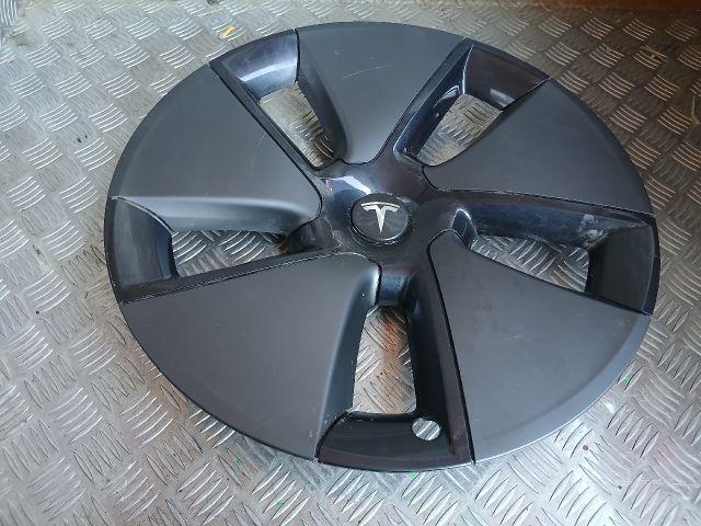 bontott TESLA 3 Dísztárcsa (1 db)