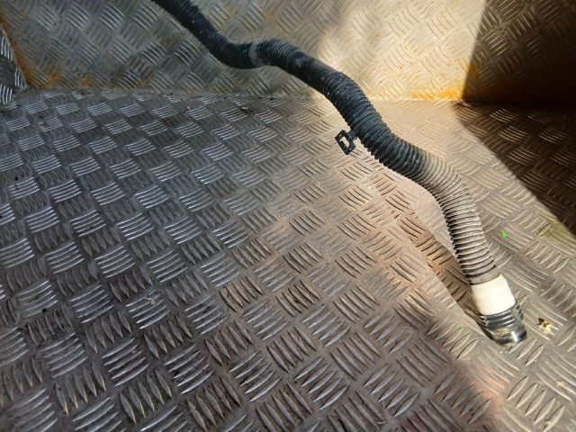 bontott TESLA 3 Vízcső