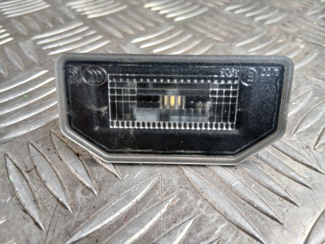 bontott TESLA 3 Hátsó Rendszámtábla Világítás