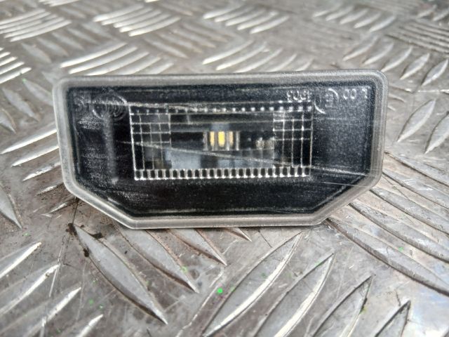 bontott TESLA 3 Hátsó Rendszámtábla Világítás