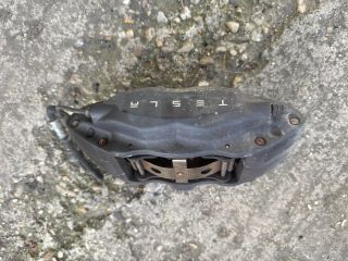 bontott TESLA MODEL S Bal első Féknyereg Munkahengerrel