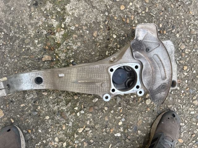 bontott TESLA MODEL S Jobb első Csonkállvány