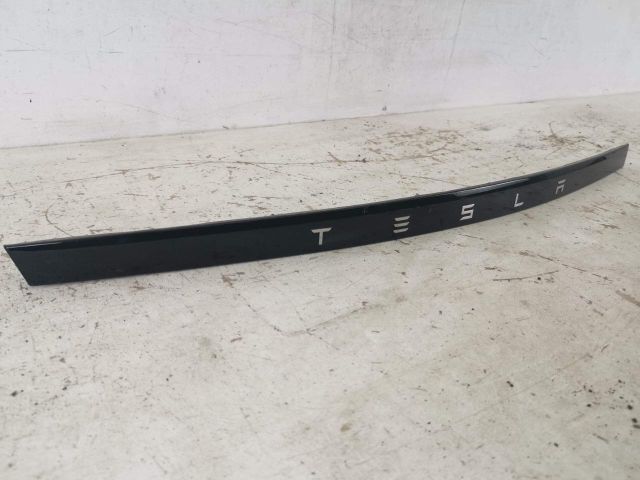 bontott TESLA MODEL S Csomagtérajtó Díszléc