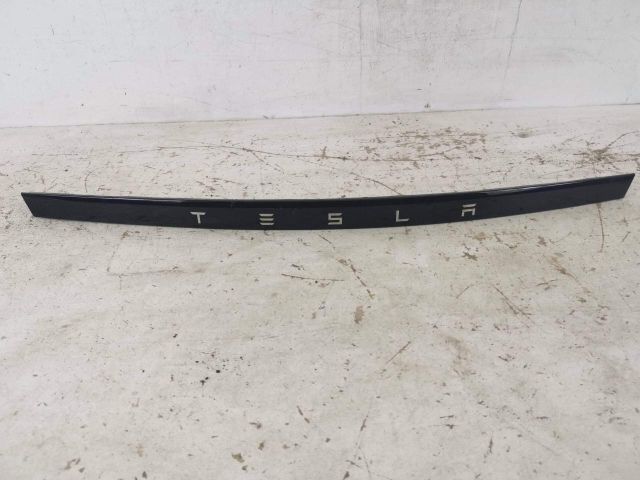 bontott TESLA MODEL S Csomagtérajtó Díszléc