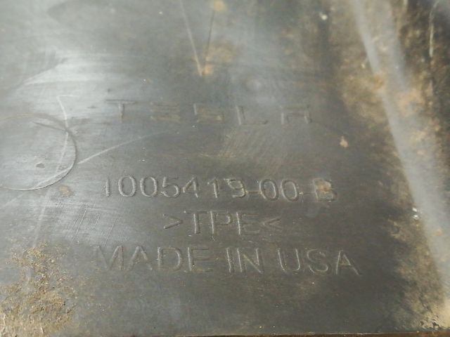 bontott TESLA MODEL S Kábelcsatorna Fedél