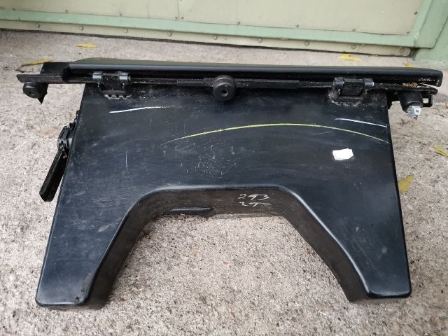 bontott TESLA MODEL S Kesztyűtartó