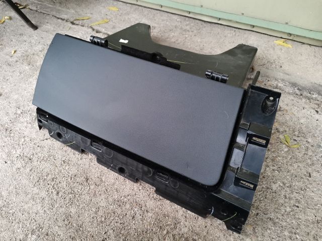 bontott TESLA MODEL S Kesztyűtartó