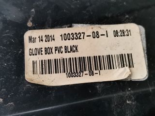 bontott TESLA MODEL S Kesztyűtartó