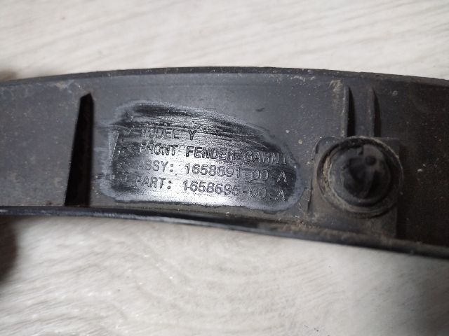 bontott TESLA Model Y Bal Levélrács Záróvég