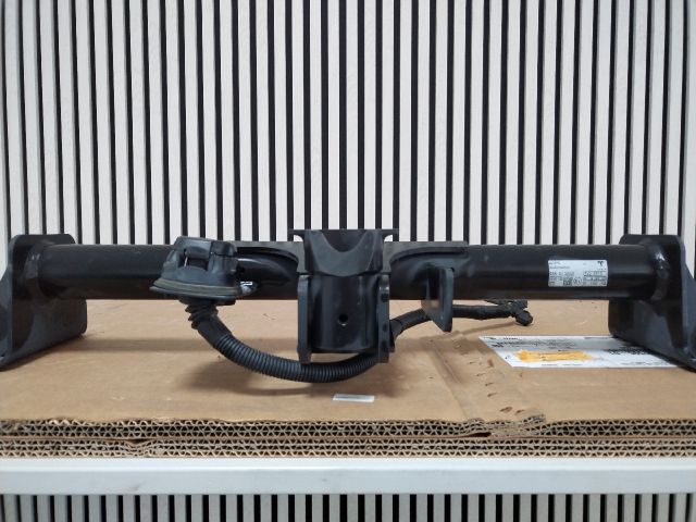 bontott TESLA Model Y Vonóhorog