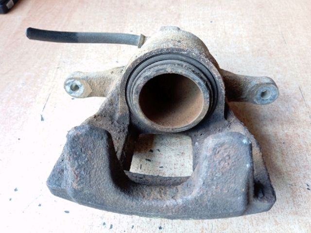 bontott TOYOTA AURIS Bal első Féknyereg Munkahengerrel