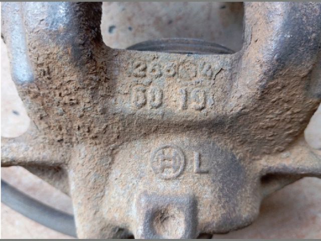 bontott TOYOTA AURIS Bal első Féknyereg Munkahengerrel